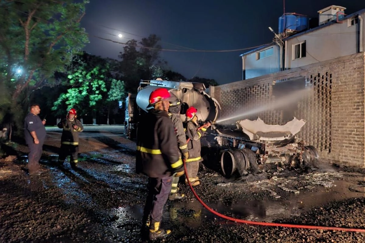 Bomberos de Santo Tom&eacute; tuvieron que sofocar las llamas.