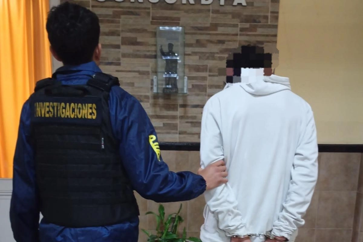 El agresor cuando entraba detenido a la Jefatura Departamental.