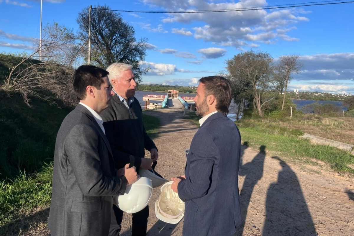 Colello, Coria y Azcu&eacute; en el recorrido de las obras en San Carlos.
