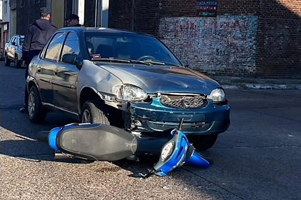 El automovil qued&oacute; montado con una de sus ruedas sobre la moto.