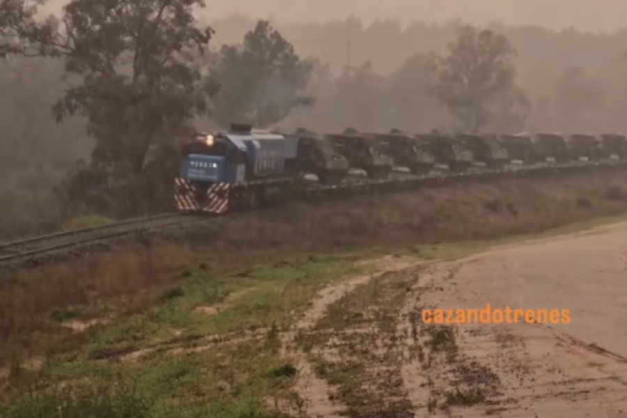 La formaci&oacute;n cargaba con m&uacute;ltiples veh&iacute;culos militares.
