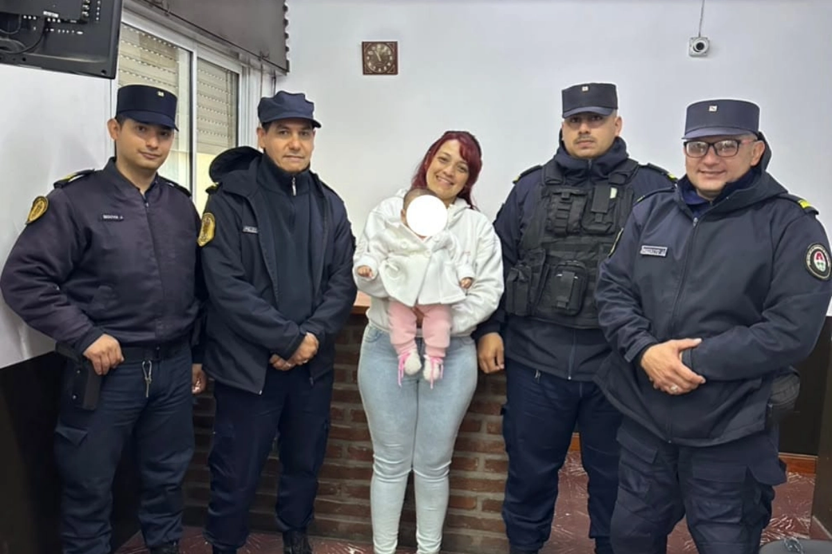 La madre de la beb&eacute; se acerc&oacute; a agradecer a los polic&iacute;as.