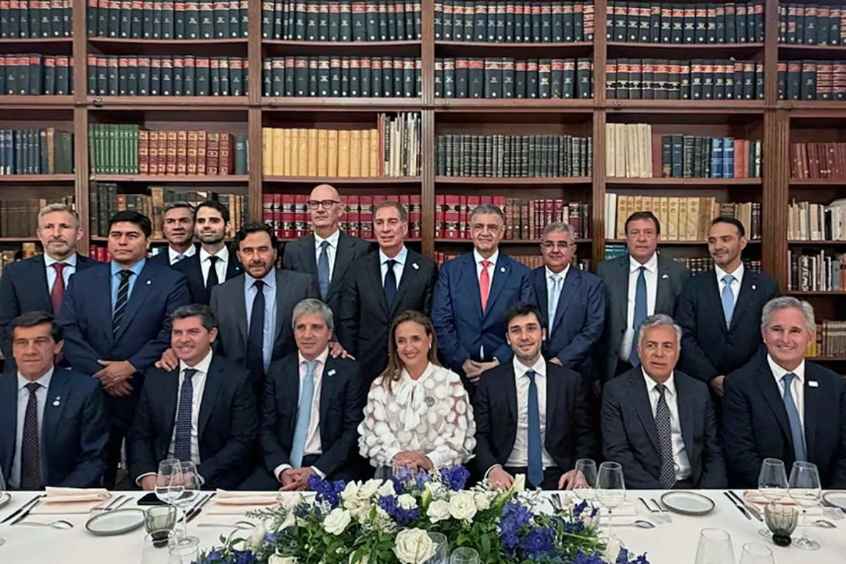 Frigerio, arriba a la derecha, en el cena encabezada por Caputo.