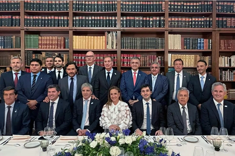Frigerio, entre los gobernadores que escucharon en Par&iacute;s la advertencia de Caputo sobre la econom&iacute;a