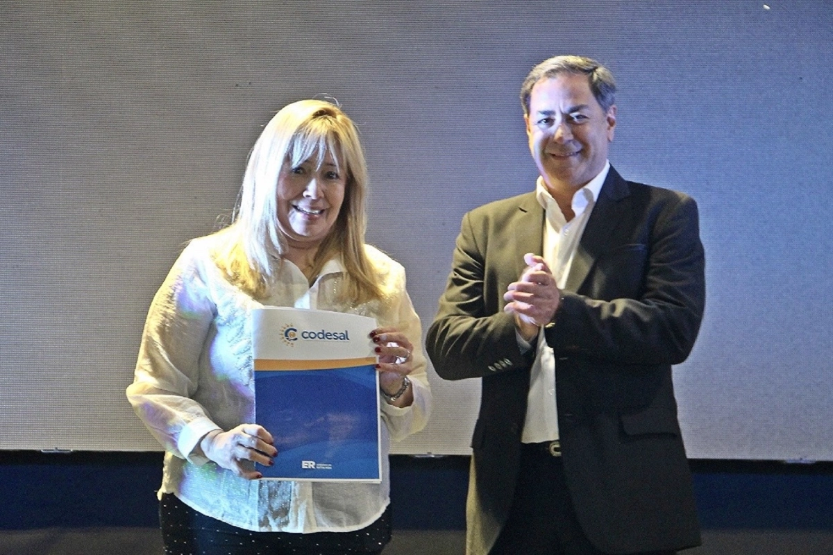 Eduardo Cristina entreg&oacute; un reconocimiento a Yamile Latour.