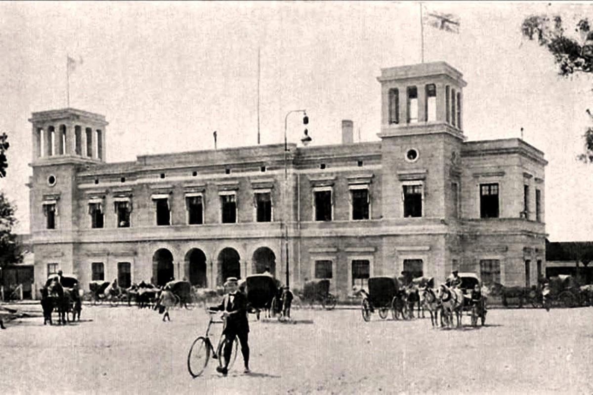 Foto de la estaci&oacute;n de trenes de Concordia a principios del siglo pasado, a&uacute;n con la bandera inglesa