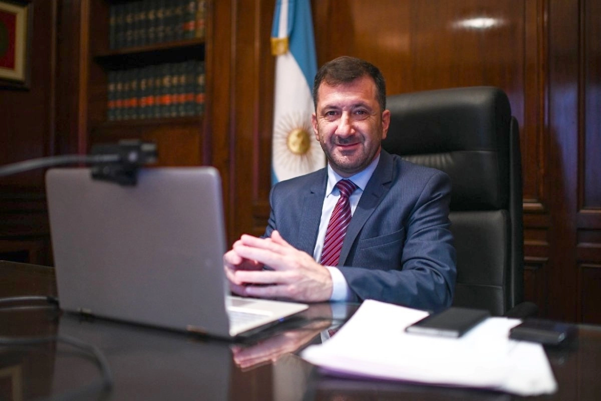 En los mensajes peritados aparece Kueider como contacto para reuniones vinculadas a Enersa.