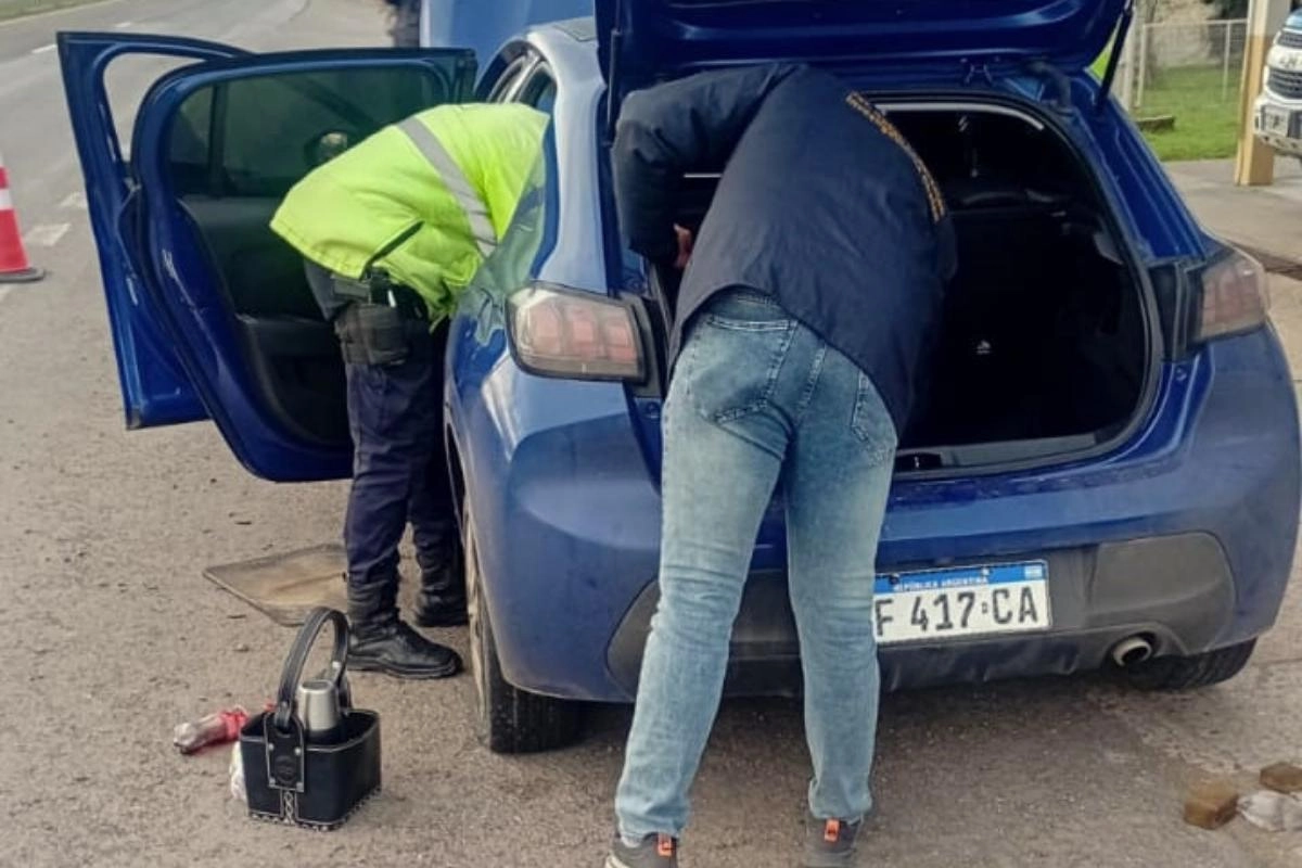 El veh&iacute;culo en el que se movilizaban los sospechosos fue detenido por la polic&iacute;a en Ceibas.
