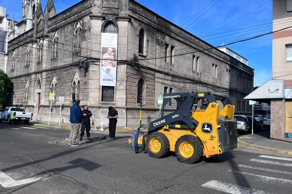 Los trabajos se desarrollan en la esquina de Corrientes y Urquiza.