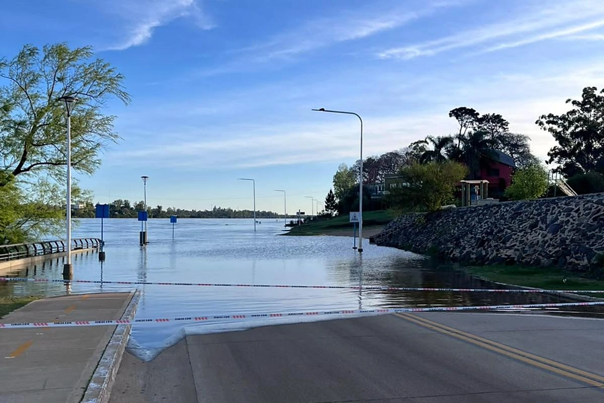La nueva avenida en la costanera N&eacute;bel cortada por el r&iacute;o Uruguay desbordado.