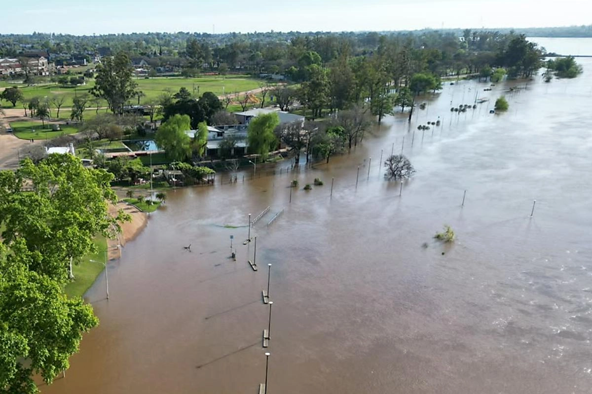 La Colonia de Vacaciones del gremio mercantil comenz&oacute; a sufrir el ingreso del r&iacute;o Uruguay.
