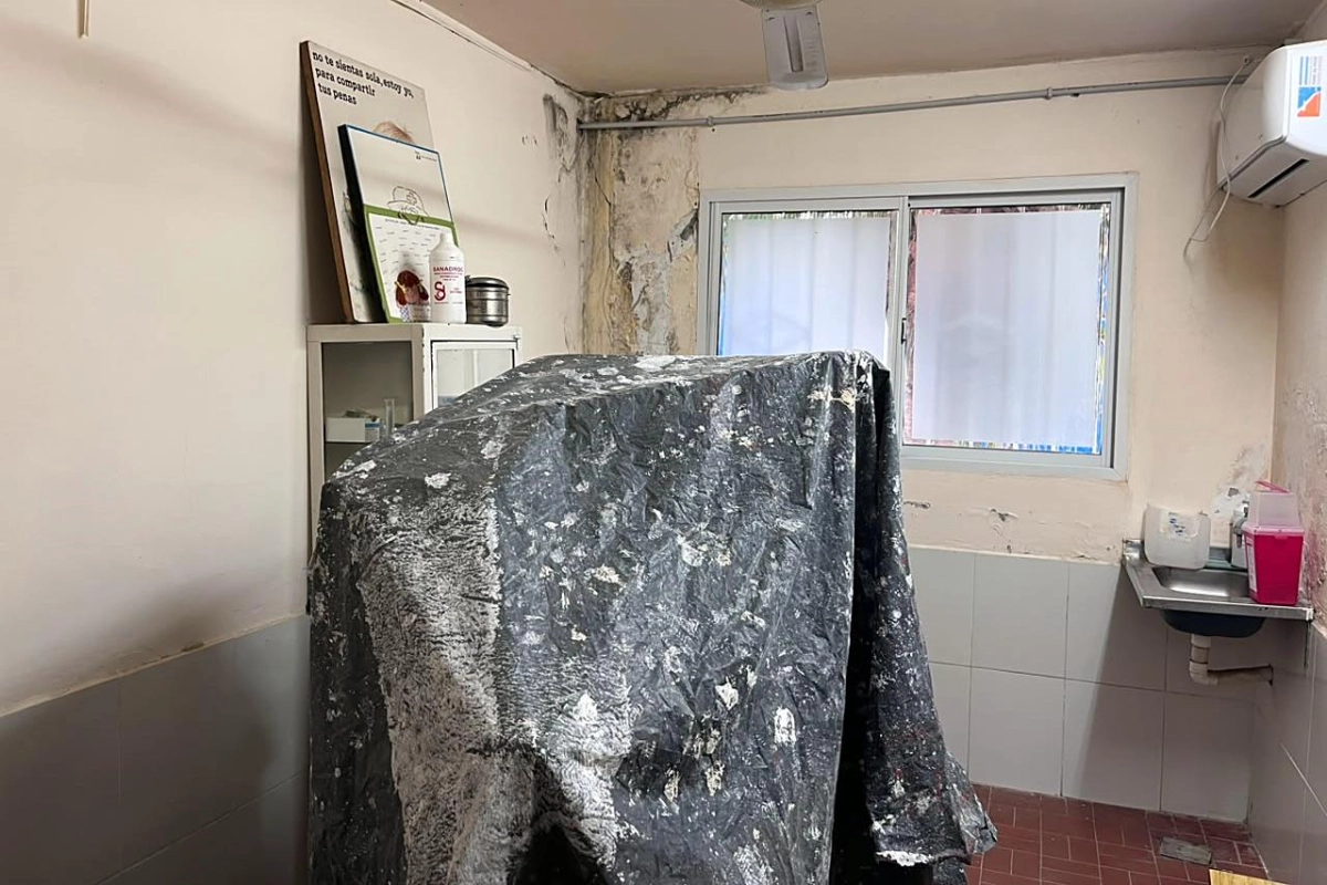 El sillón de Odontología está actualmente bajo una cobertura plástica y sin utilizarse.