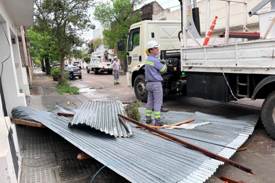 Parte del techo que ya hab&iacute;a sido "descolagado" de la red el&eacute;ctrica.