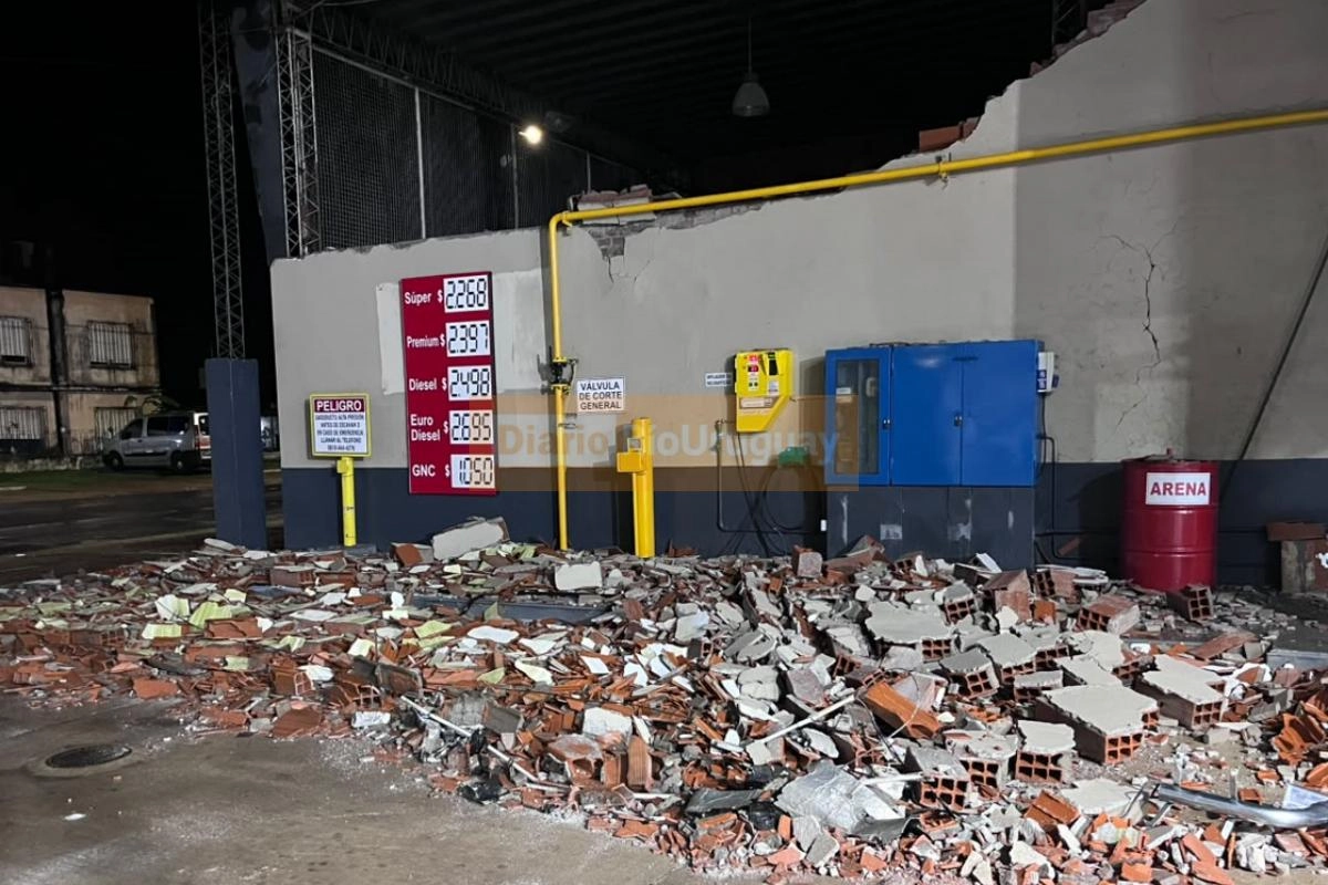 El muro de una estaci&oacute;n de servicio fue derribado por el viento, en Tavella y Presidente Illia.