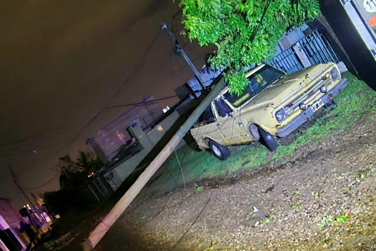 Uno de los postes cay&oacute; sobre un veh&iacute;culo en calle Asunci&oacute;n, entre Echeverr&iacute;a y Chajari
