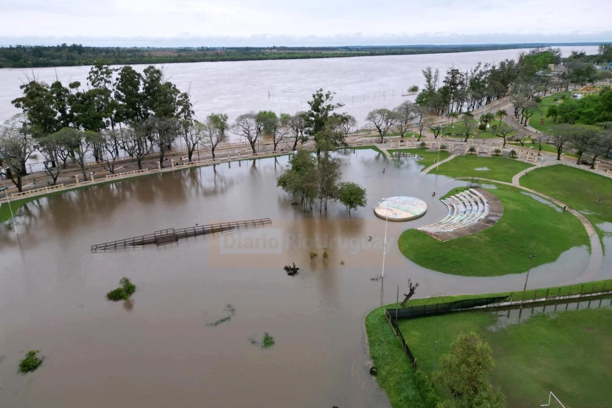 El agua del r&iacute;o Uruguay ya cubre el anfiteatro y gran parte del Parque Mitre