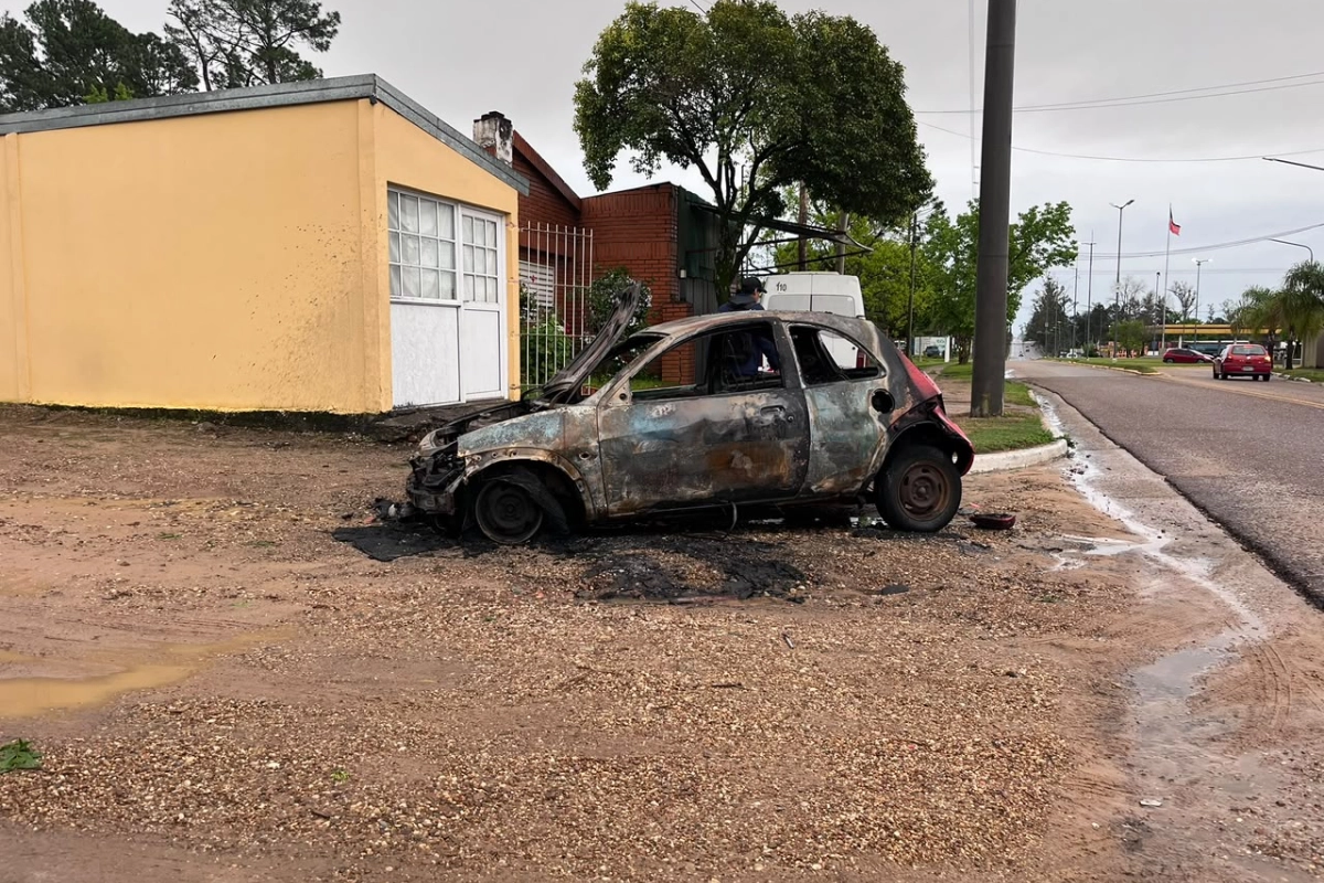 Uno de los autos se incendi&oacute; en M. Rosch y Los Laureles.