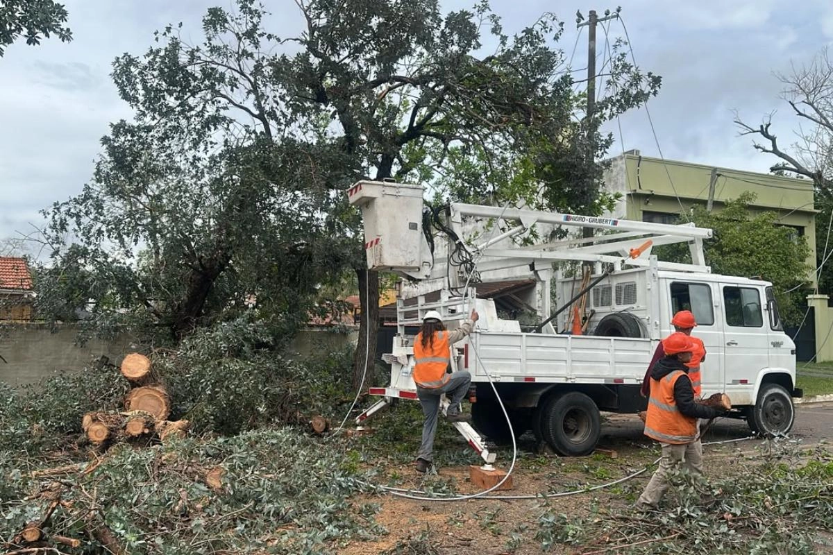 Cuadrillas municipales trabajando en San Lorenzo y Remedios de Escalada