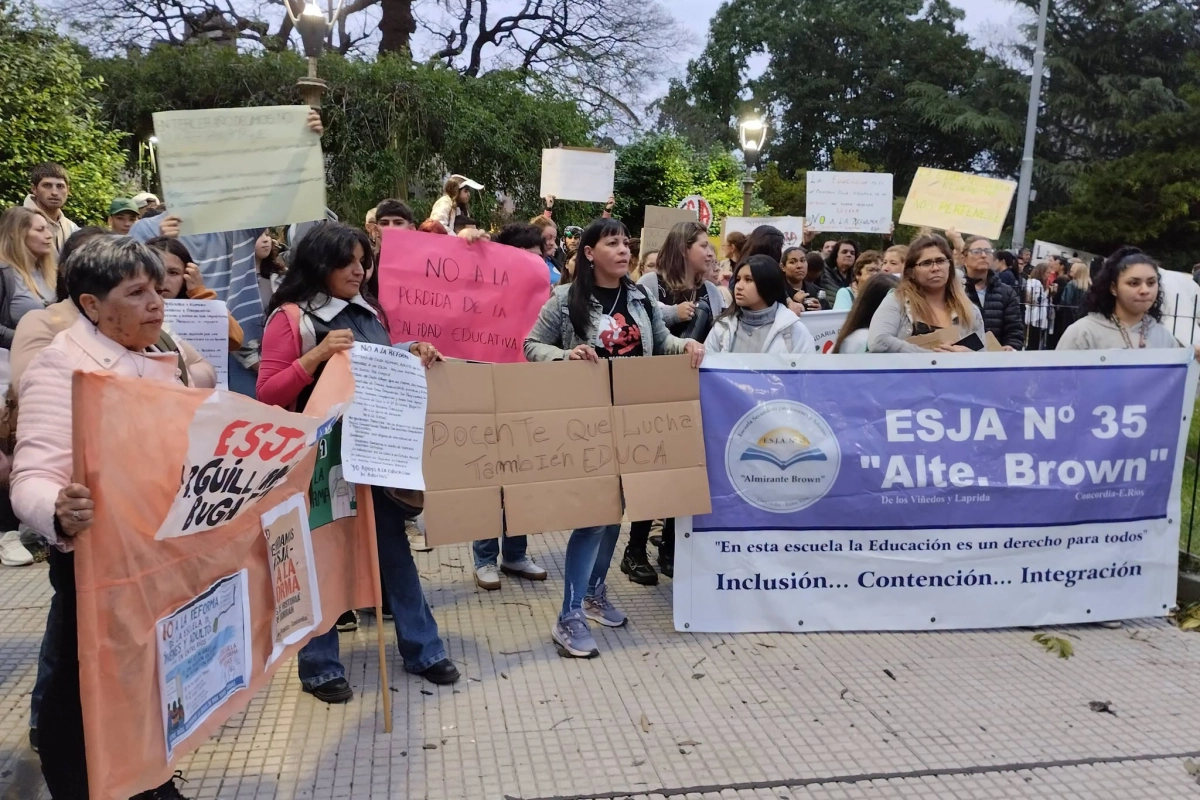 Protesta en Plaza Urquiza.