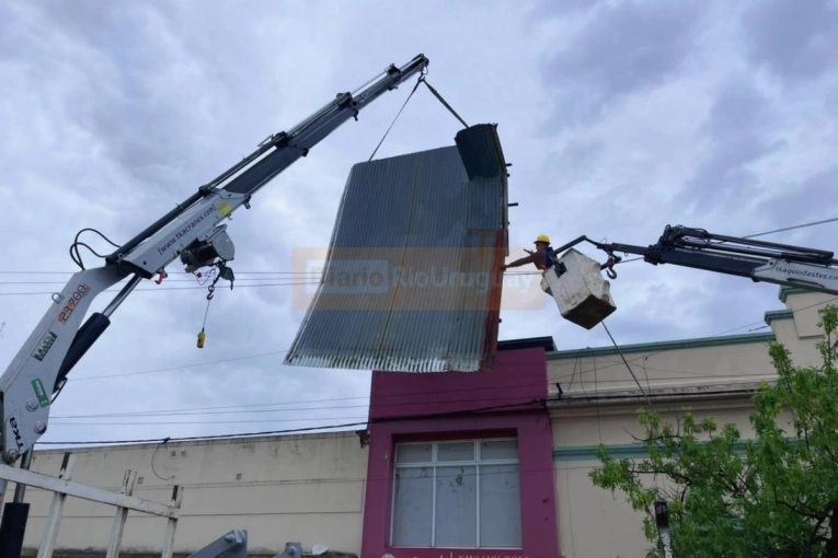La tormenta dej&oacute; un techo completo sobre los cables de media tensi&oacute;n en zona c&eacute;ntrica
