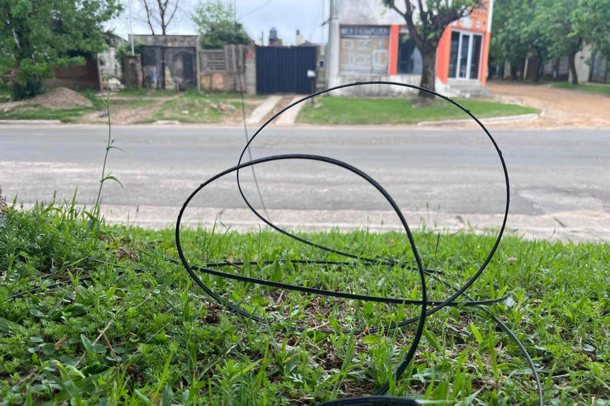 El cable fue retirado de la calzada tras el accidente.