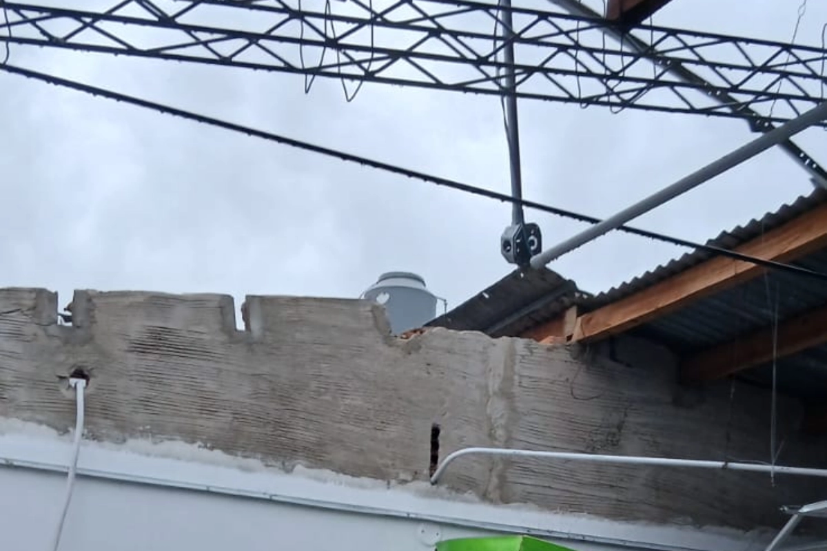 La tormenta desprendi&oacute; por completo el techo de la instituci&oacute;n.