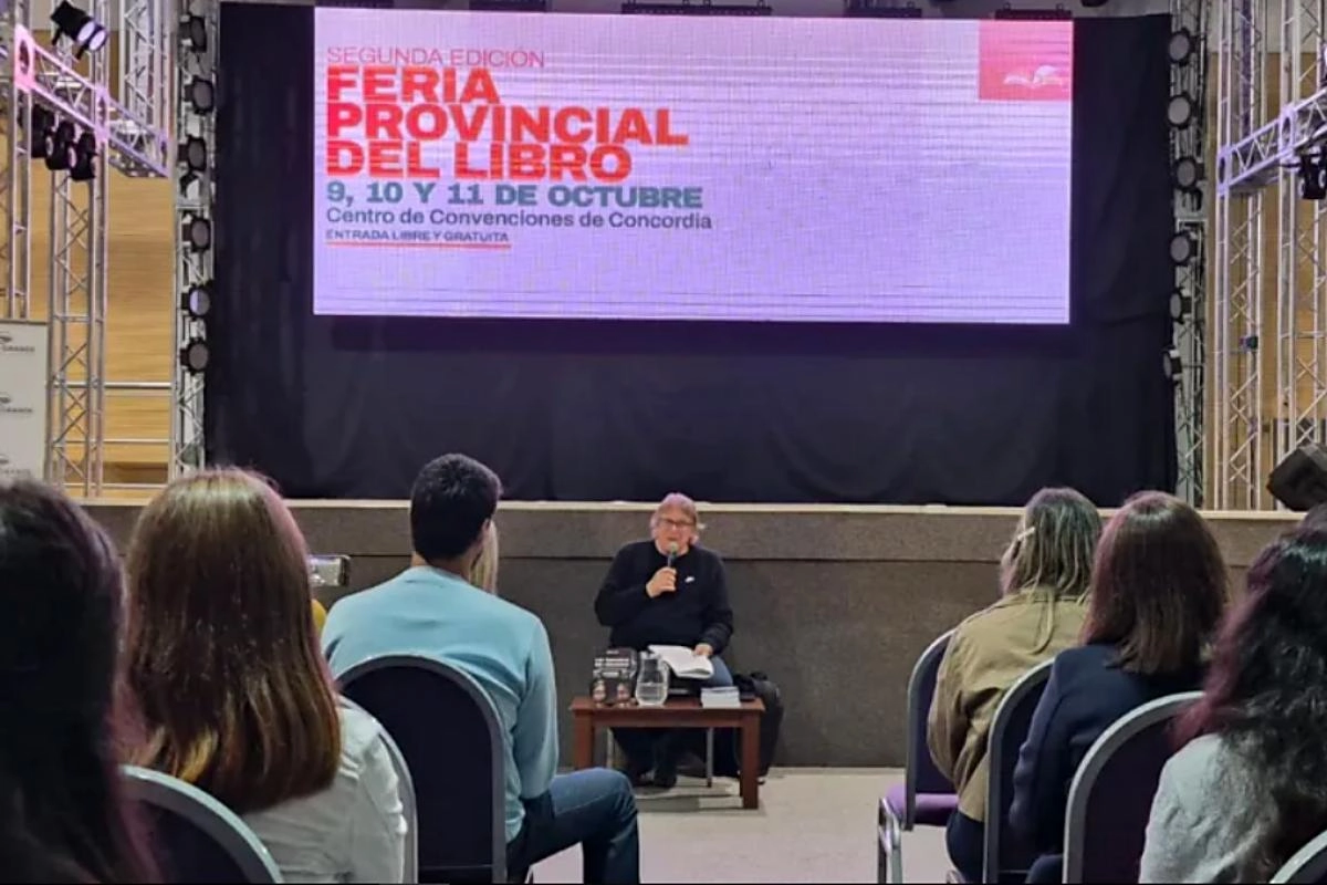 Enz exponiendo en los salones del Centro de Convenciones Concordia.