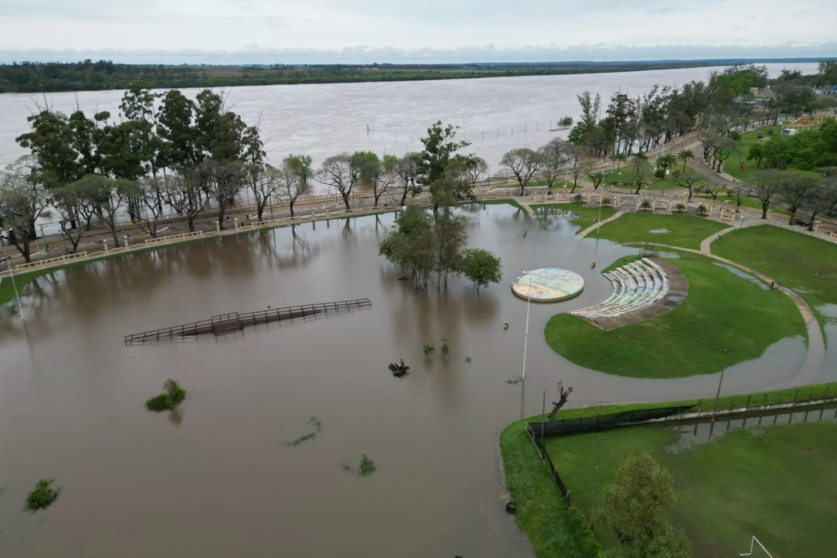 El r&iacute;o Uruguay sigue avanzando sobre la Costanera de Concordia.