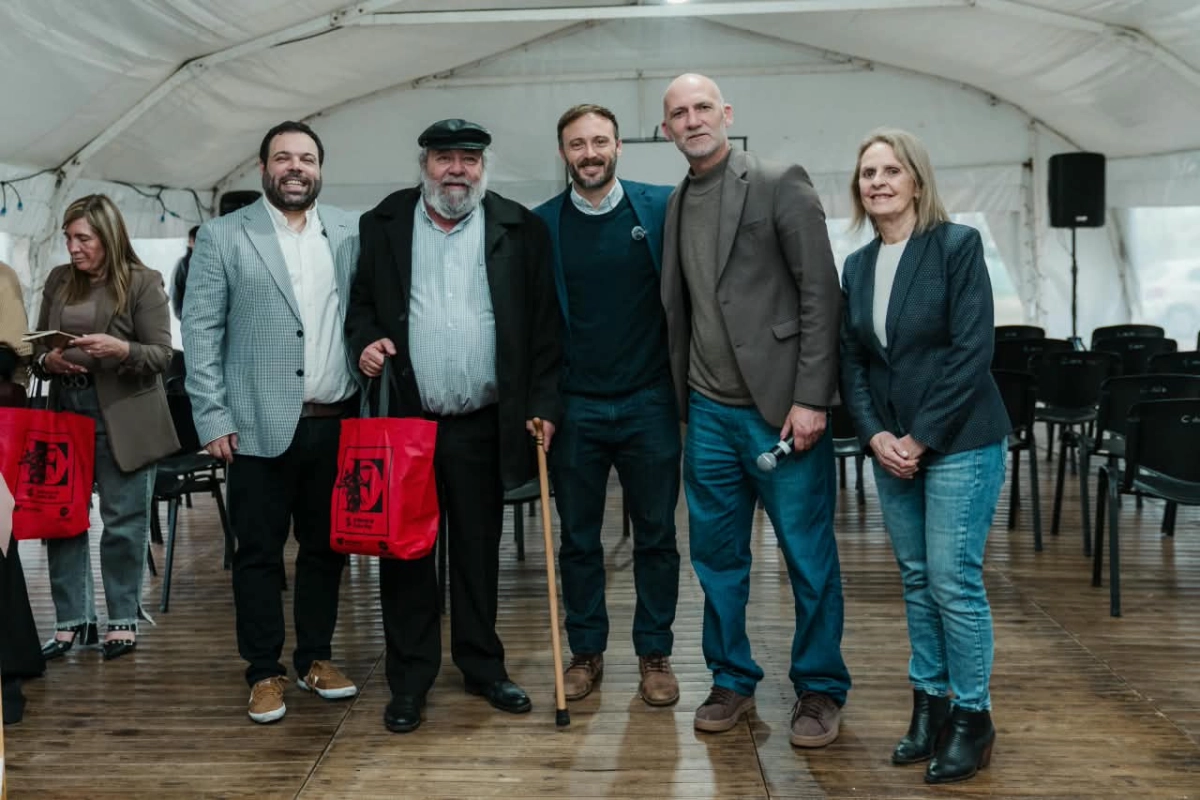Troncoso particip&oacute; de una entrega de libros en Concordia.