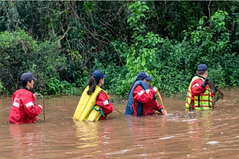 Bomberos se sumaron al rastrillaje en el r&iacute;o Uruguay para buscar al joven desaparecido