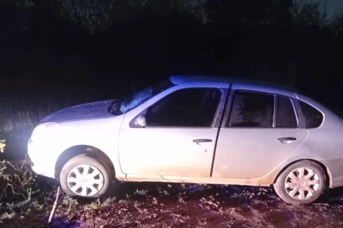 El veh&iacute;culo qued&oacute; sobre una alcantarilla tras despistar en la colectora.