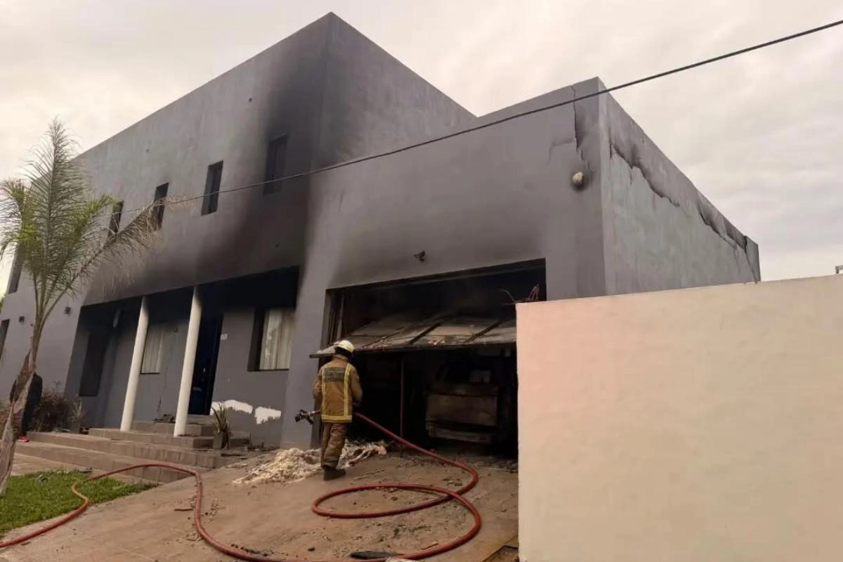 Bomberos lograron sofocar el fuego ante la propagaci&oacute;n hacia la casa.