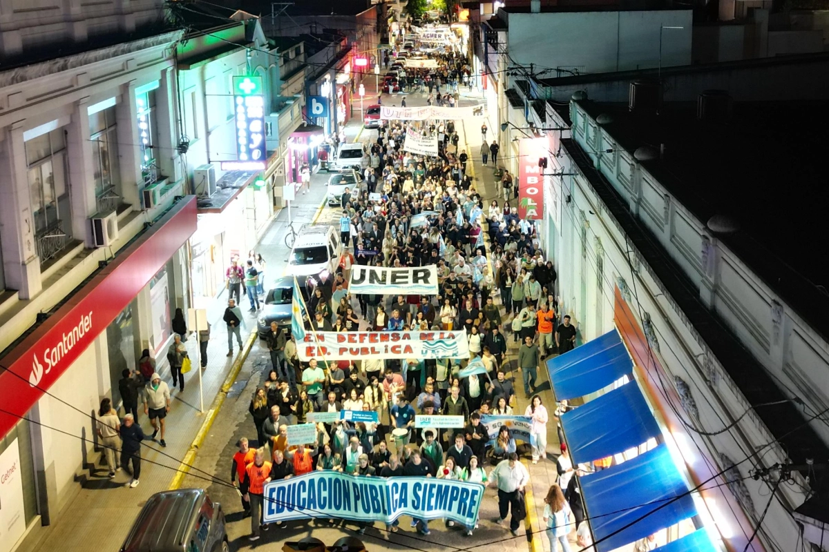 La columna de manifestantes marchando por calle Urquiza