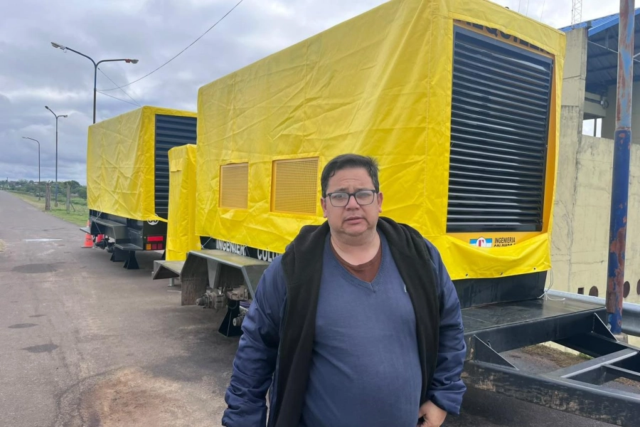 Noguera y los flamantes generadores para que la Defensa Sur no deje de funcionario ante un corte el&eacute;ctrico.