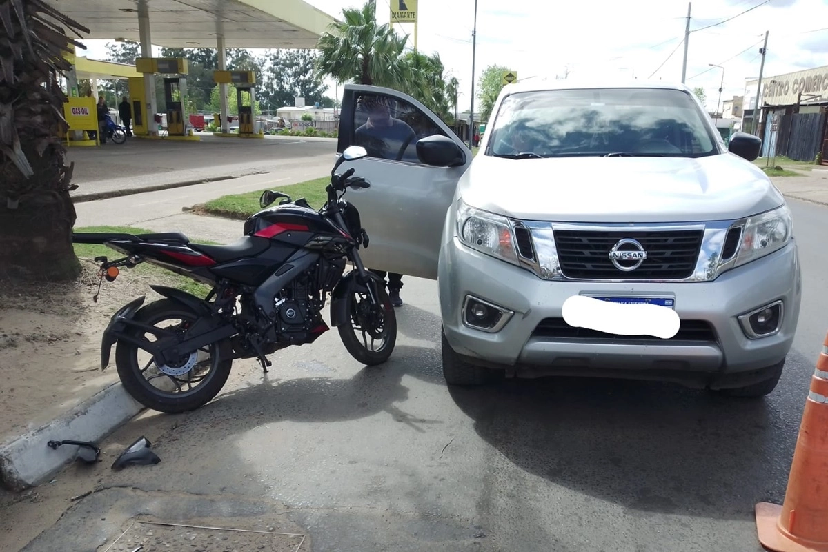 Una de las motos involucradas termin&oacute; chocando contra la camioneta detenida en el sem&aacute;foro.
