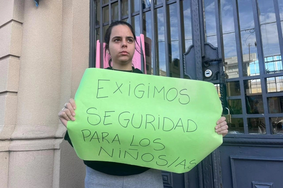 Una de las personas y su cartel en la manifestaci&oacute;n de este martes.