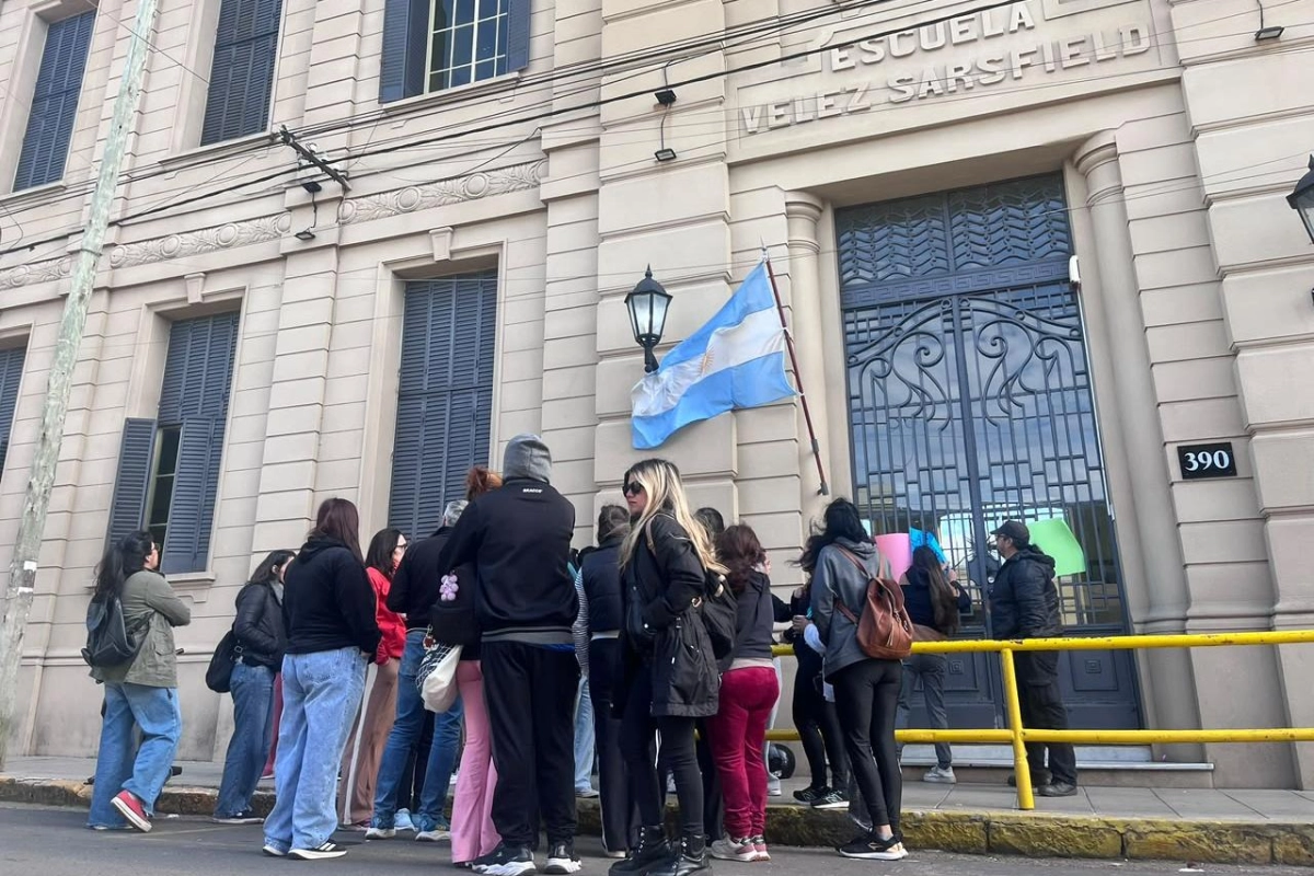 Los padres se manifestaron en la ma&ntilde;ana de este martes frente a la escuela.