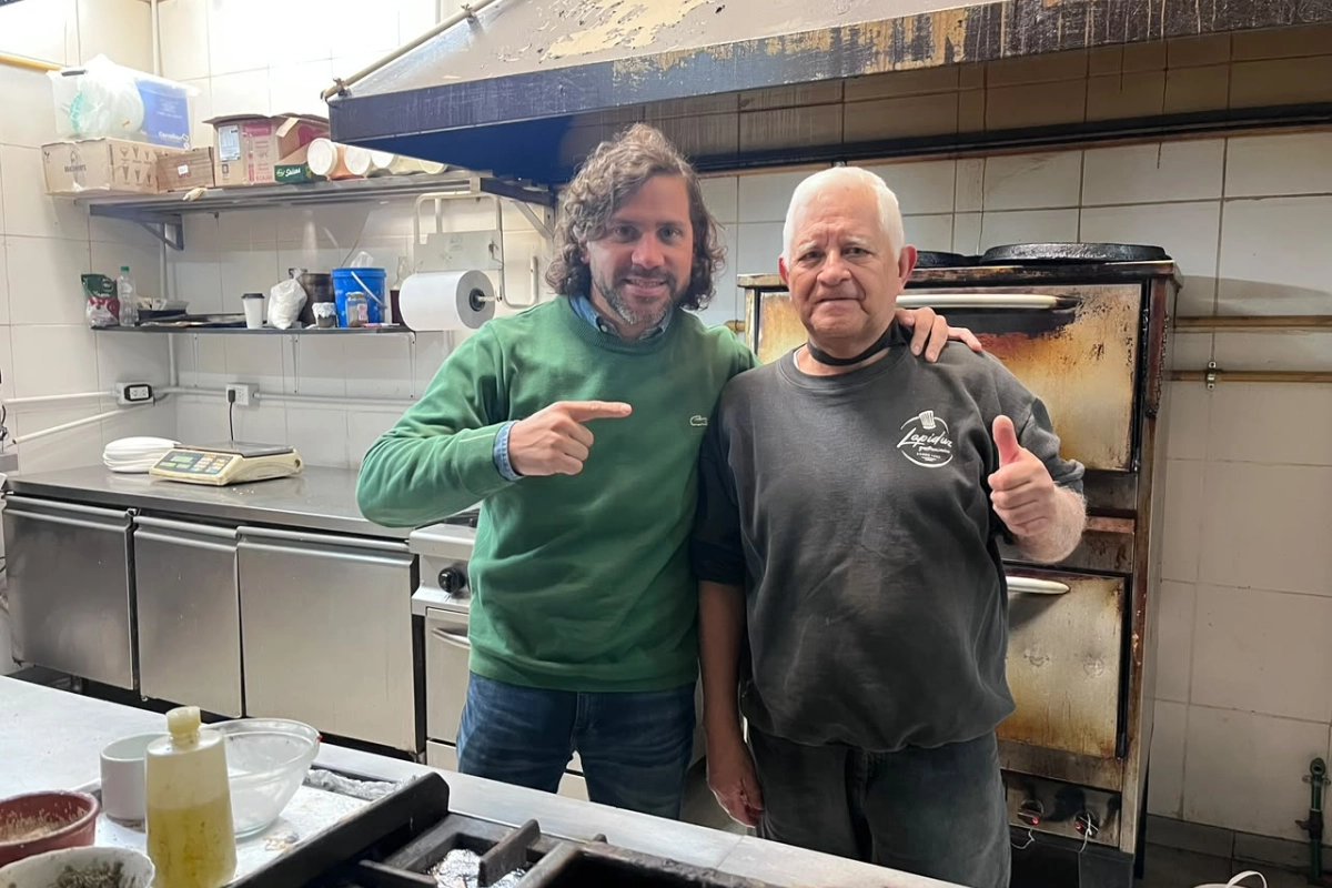 Lapiduz y Luis "Pancho" Almiron, otro de los hist&oacute;ricos cociineros de su restaurante.