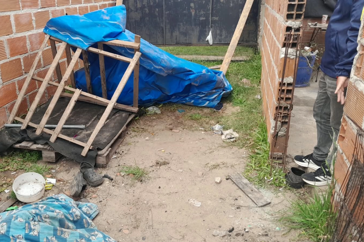Estaba durmiendo en el patio de su ex pareja.