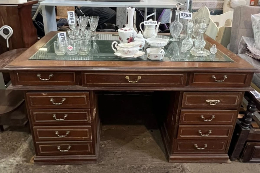 Muebles y cristaler&iacute;a que se podr&aacute; encontrar en el remate.