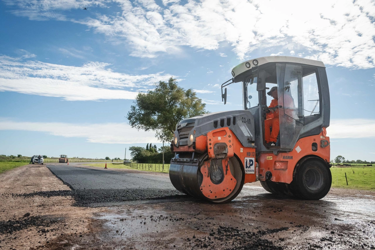 El gobierno contin&uacute;a con el bacheo de rutas provinciales.