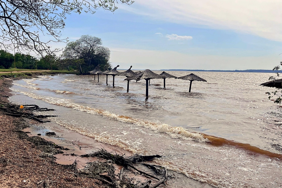 El lago de Salto Grande sin playas por estos d&iacute;as (FOTO: Diario R&iacute;o Uruguay)