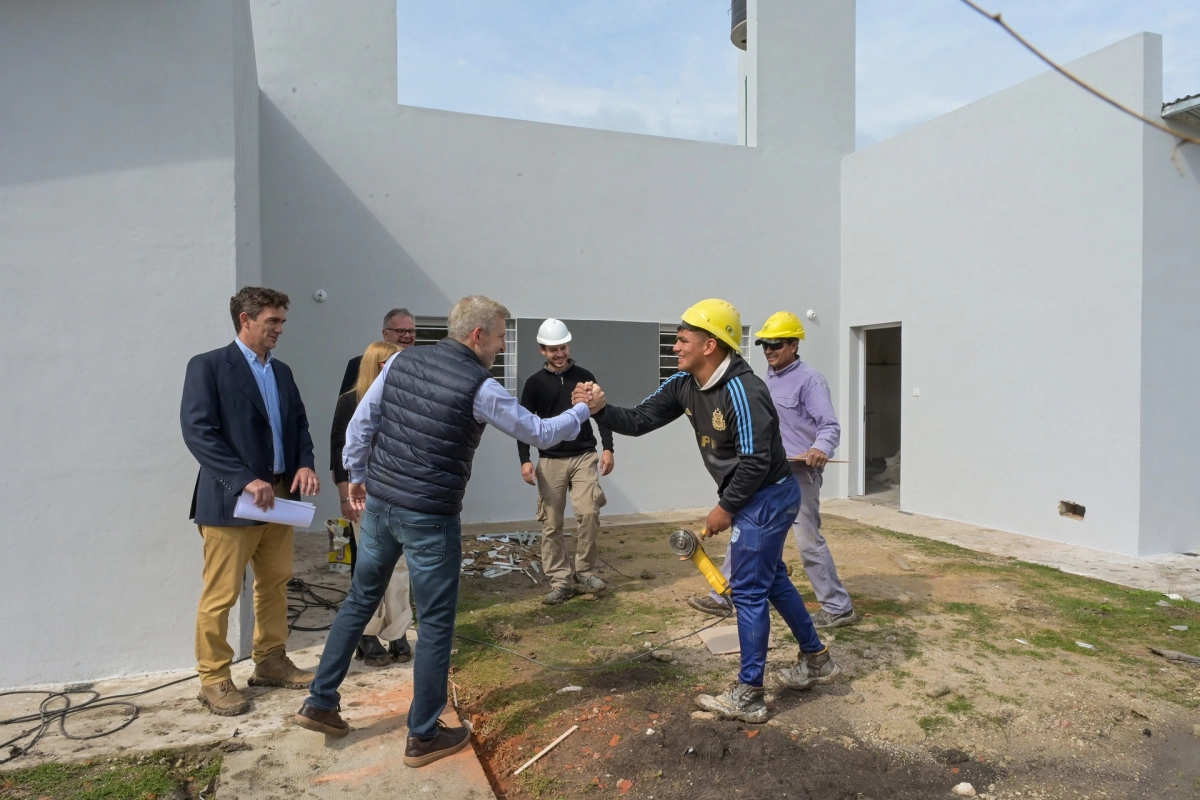 Frigerio supervis&oacute; la construcci&oacute;n de 22 viviendas junto al intendente Dami&aacute;n Ar&eacute;valo