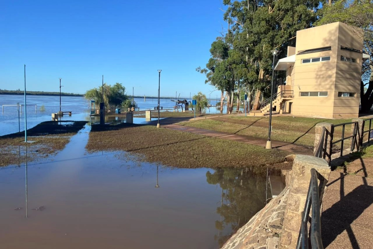 El r&iacute;o Uruguay segu&iacute;a liberando espacios en la ma&ntilde;ana de este lunes.
