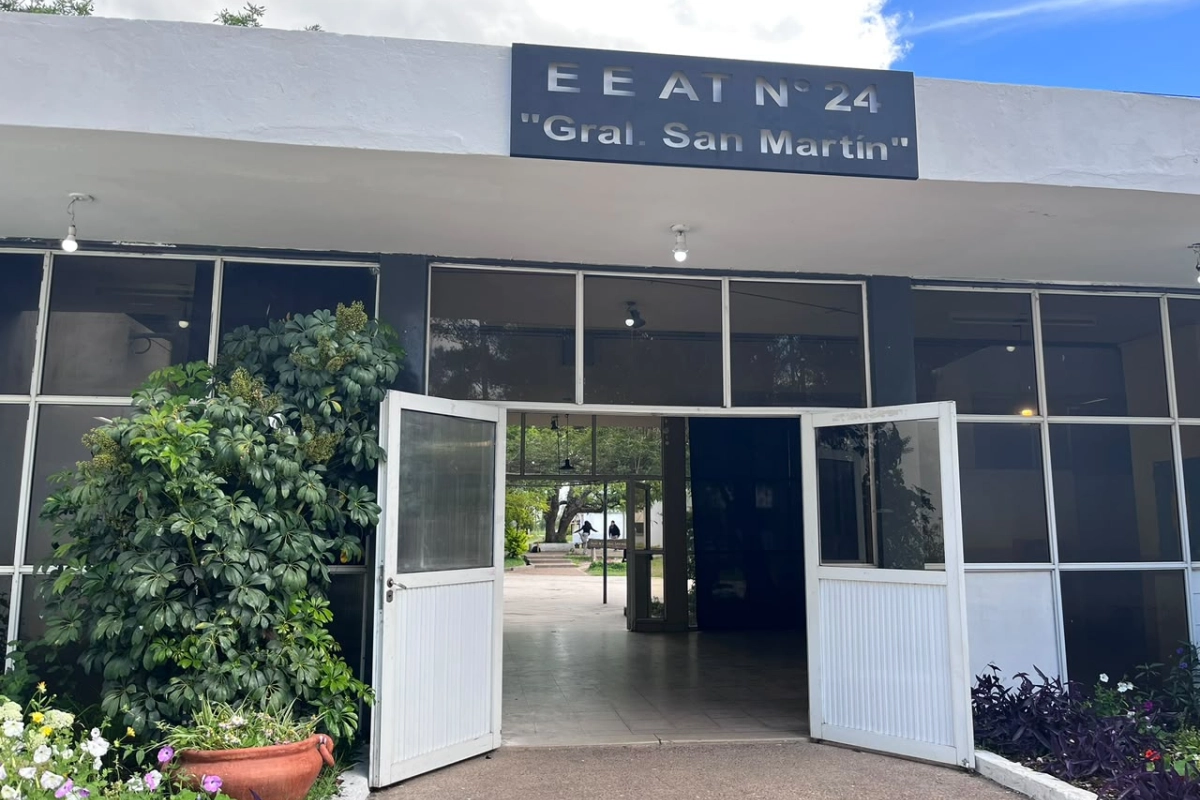 Puerta de ingreso al edificio de la Escuela Agrot&eacute;nica "Gral. San Mart&iacute;n".
