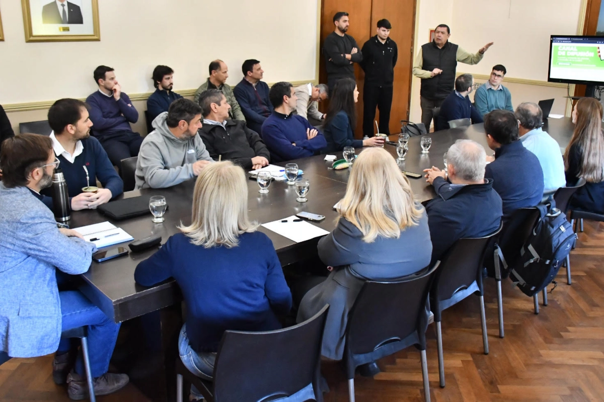La presentaci&oacute;n del nuevo sitio web en el sal&oacute;n de los intendentes.