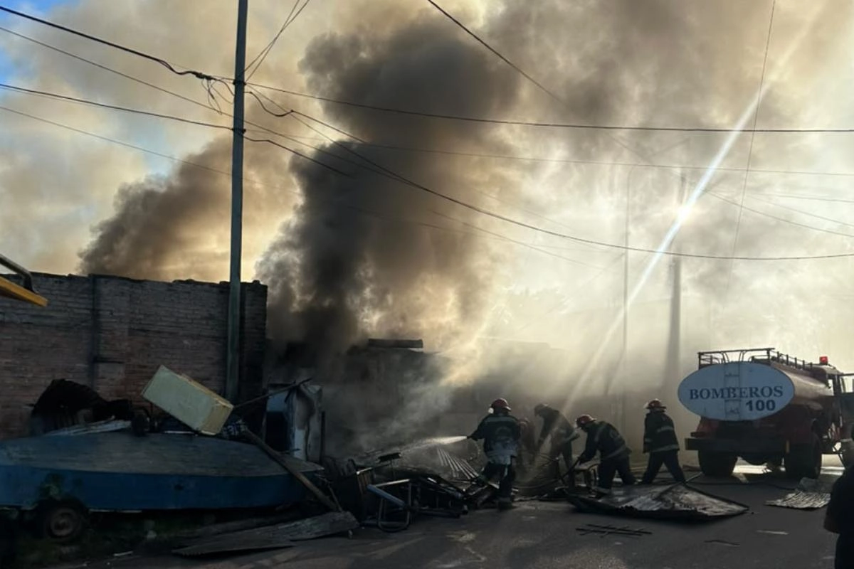 El incendio destruy&oacute; la casa de Cococha Narv&aacute;ez