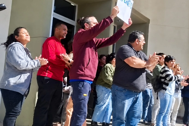 Docentes de la escuela Yoya se manifestaron cuando Frigerio recorr&iacute;a el establecimiento